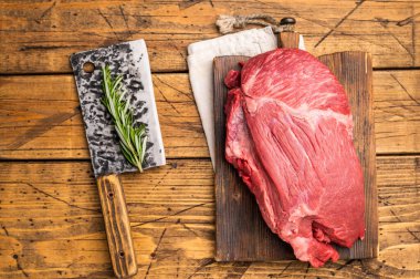 Taze Raw Round Silverside et kesimi, içinde kızartılmak için hrebs ile birlikte. Ahşap arka plan. Üst görünüm.