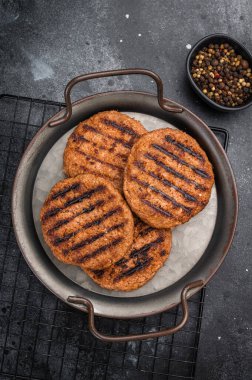 Vejetaryen, etsiz hamburger köfteleri ızgara ve vejetaryen, esnek beslenme için bitki bazlı protein yemeye hazır..