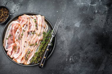 Pişmemiş pastırma pastırması ve siyah tabakta baharat. Mutfak projeleri için ideal. Görseller ve gurme yemek içeriği..