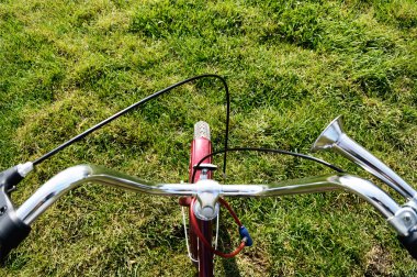 çim üzerinde bisiklet duran