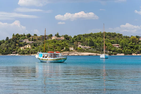 Traditionelles Holzboot und modernes Segelboot in Griechenland — Stockfoto