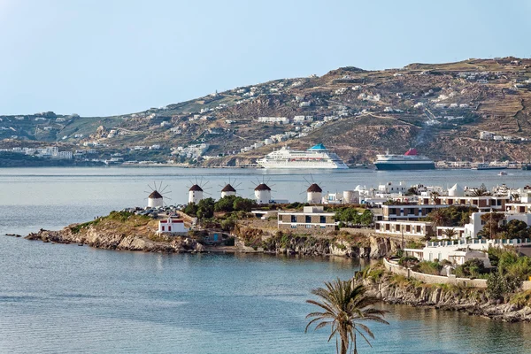 Mikonos, yel değirmenleri görünümüne Stok Fotoğraf