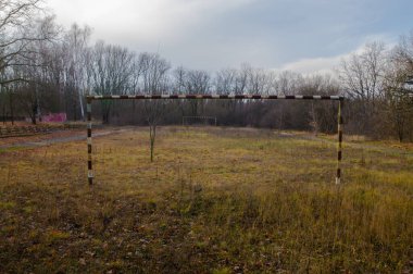 Terk edilmiş çocuk kampı. Terk edilmiş eski bir futbol sahası. Kayıp spor sitesi. Çimenler ve ağaçlar. Ormandaki futbol sahası..