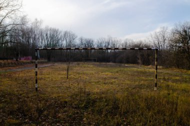 Terk edilmiş çocuk kampı. Terk edilmiş eski bir futbol sahası. Kayıp spor sitesi. Çimenler ve ağaçlar. Ormandaki futbol sahası..