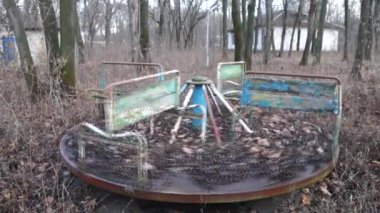 Terk edilmiş çocuk kampı. Terk edilmiş eski bir havuz. Eski havuz kiremitleri ve merdivenler. Kayıp spor kompleksi.