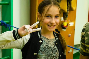 Zhovti Vody, Dnipro / Ukrayna - 15 Mart 2021: Tırmanma turnuvası, Genç Bouldering sporcuları.