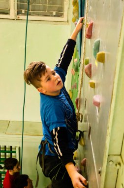 Zhovti Vody, Dnipro / Ukrayna - 15 Mart 2021: Tırmanma turnuvası, Genç Bouldering sporcuları.