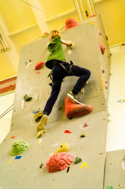 Zhovti Vody, Dnipro / Ukrayna - 15 Mart 2021: Tırmanma turnuvası, Genç Bouldering sporcuları.