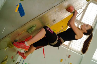 Zhovti Vody, Dnipro / Ukrayna - 15 Mart 2021: Tırmanma turnuvası, Genç Bouldering sporcuları.