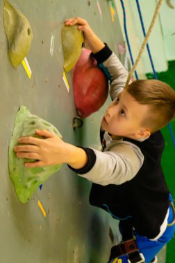 Zhovti Vody, Dnipro / Ukrayna - 15 Mart 2021: Tırmanma turnuvası, Genç Bouldering sporcuları.