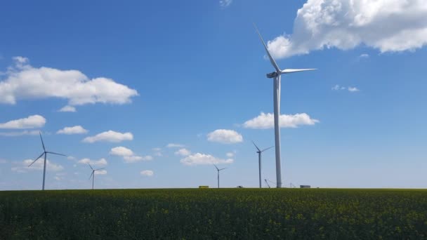 Energie Průmysl Obrovské Větrné Turbíny Rotujícími Vrtulemi Terénu Alternativní Obnovitelné — Stock video