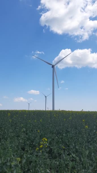 Energía Industria Enormes Turbinas Eólicas Con Hélices Giratorias Campo Fuentes — Vídeo de stock