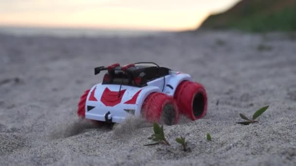 우크라이나 니콜라예프 지역의 2021 해변의 드라이브가 장난감 자동차 — 비디오