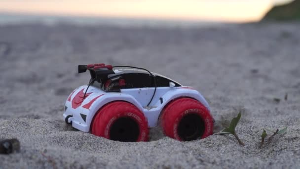 2021年1月5日 乌克兰尼古拉耶夫地区科布伦沃 一辆装有无线电控制装置的玩具车在海边沙滩上驾驶 — 图库视频影像