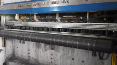 Dnipro, Dnepropetrovsk / Ukrayna - 10 / 15 / 2021: Metal işleme ekipmanları. Kablo fabrikası. Ağ üretimi. Elektrik şebekesi. Üretim tesisi.