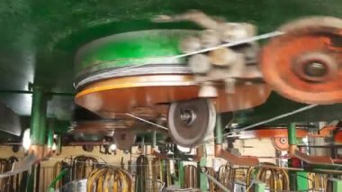 Kablo yapma makinesi. Üretim ekipmanlarının parçaları dönüyor. Eski fabrika.