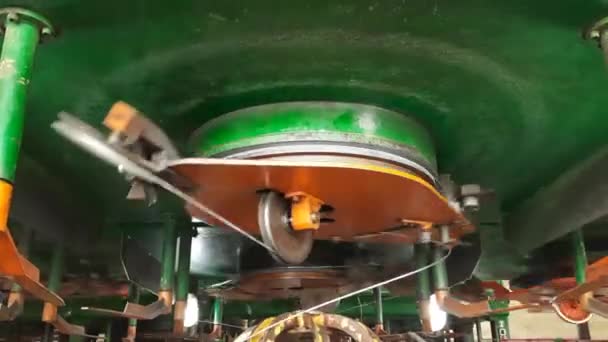 ワイヤー製造機 生産設備の一部を回転させます 旧工場 — ストック動画
