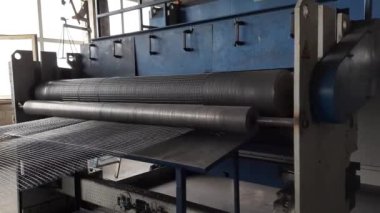 Dnipro, Dnepropetrovsk / Ukrayna - 10 / 15 / 2021: Metal işleme ekipmanları. Kablo fabrikası. Ağ üretimi. Elektrik şebekesi. Üretim tesisi.