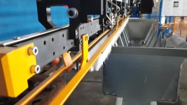 Dnipro, Dnepropetrovsk / Ukrayna - 10 / 15 / 2021: Metal işleme ekipmanları. Kablo fabrikası. Ağ üretimi. Elektrik şebekesi. Üretim tesisi.