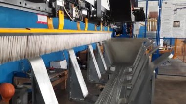 Dnipro, Dnepropetrovsk / Ukrayna - 10 / 15 / 2021: Metal işleme ekipmanları. Kablo fabrikası. Ağ üretimi. Elektrik şebekesi. Üretim tesisi.