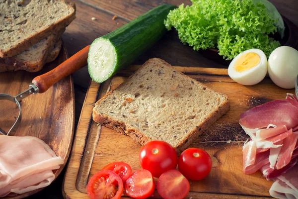 Ein Sandwich zubereiten — Stockfoto