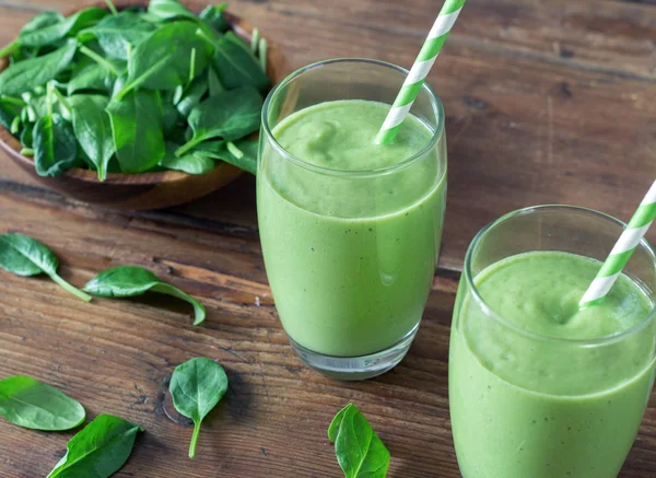 Ispanak Smoothie masada — Stok fotoğraf