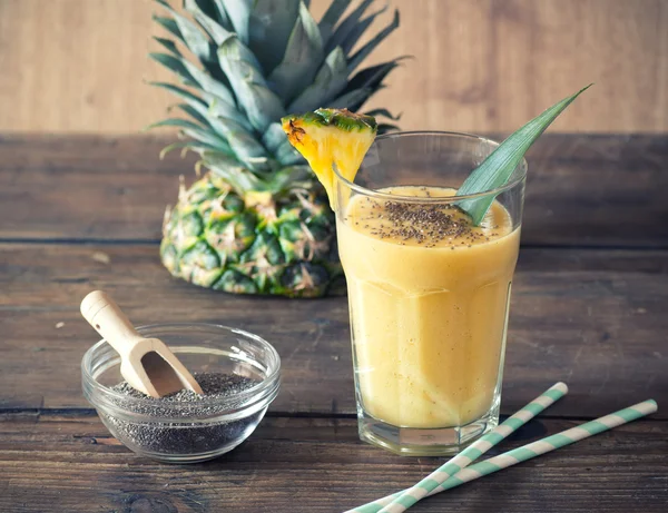 Ananas smoothie med chia utsäde — Stockfoto