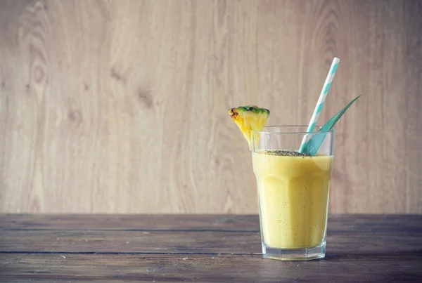 Ananas smoothie med chia utsäde — Stockfoto