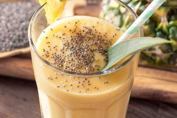 Ananas-Smoothie mit Chiasamen — Stockfoto