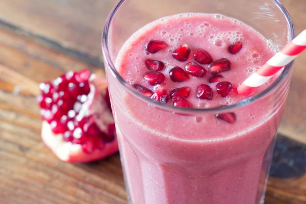 Batido de granada en la mesa — Foto de Stock