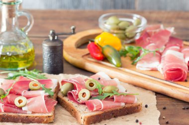 Prosciutto ile iki sandviç