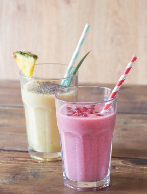 Ananas ve nar smoothies