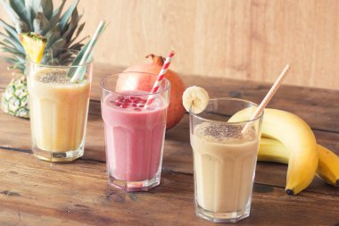 Ananas, nar ve muz smoothie