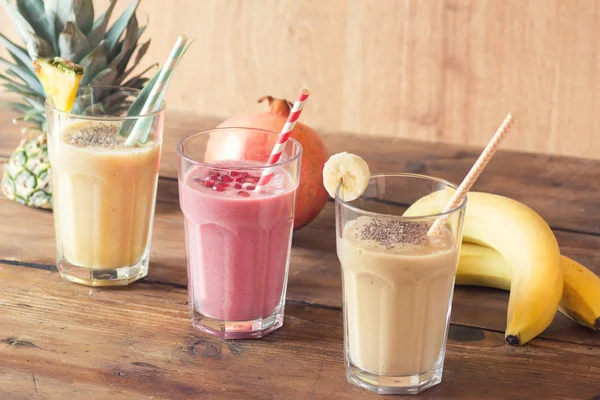 Smoothie ανανά, ρόδι και μπανάνα — Φωτογραφία Αρχείου