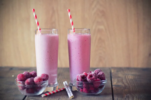 Cóctel de fresas y frambuesas congeladas con yogur —  Fotos de Stock