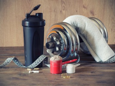 kepçe ile vitamin ahşap zemin üzerinde plaka üzerinde peynir altı suyu protein tozu