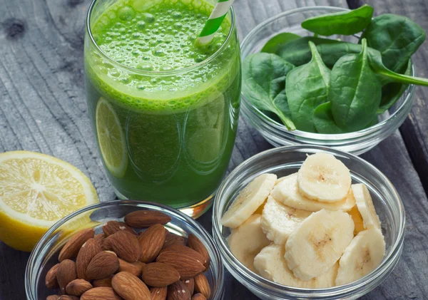 Zöld friss egészséges smoothie, a gyümölcsök és zöldségek — Stock Fotó