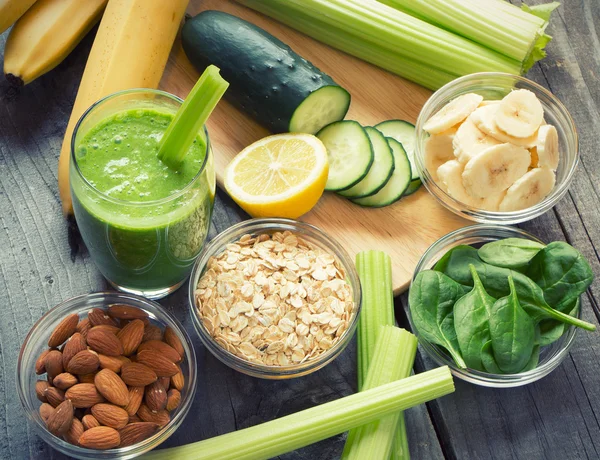 Grüner, frischer, gesunder Smoothie mit Obst und Gemüse — Stockfoto