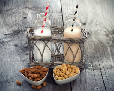 Bir tabloda farklı vegan süt. Süt süt için yedek.