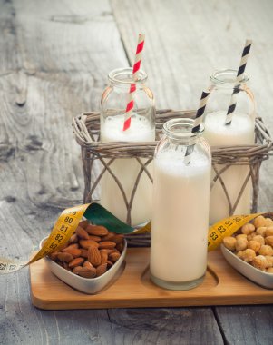 Bir tabloda farklı vegan süt. Süt süt için yedek.