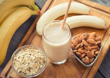 Taze muz smoothie üzerinde ahşap arka plan yaptı.