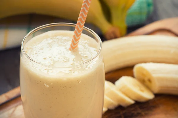 Smoothie Banana acabado de fazer em fundo de madeira — Fotografia de Stock