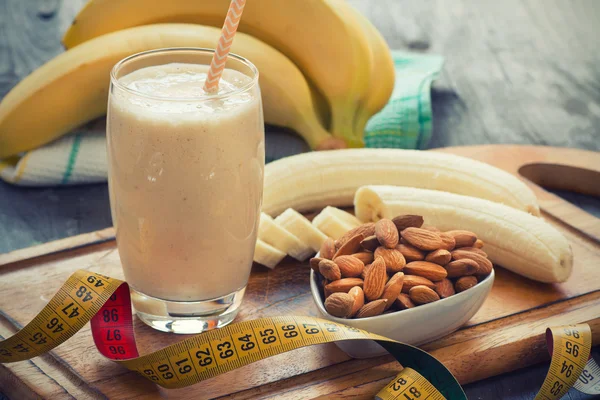 Smoothie Banana acabado de fazer em fundo de madeira — Fotografia de Stock