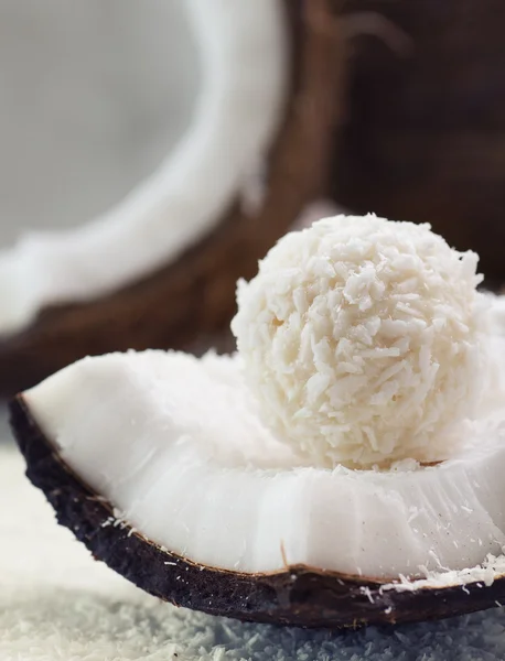 Homemade coconut sweets and fresh coconut — Stock Photo, Image