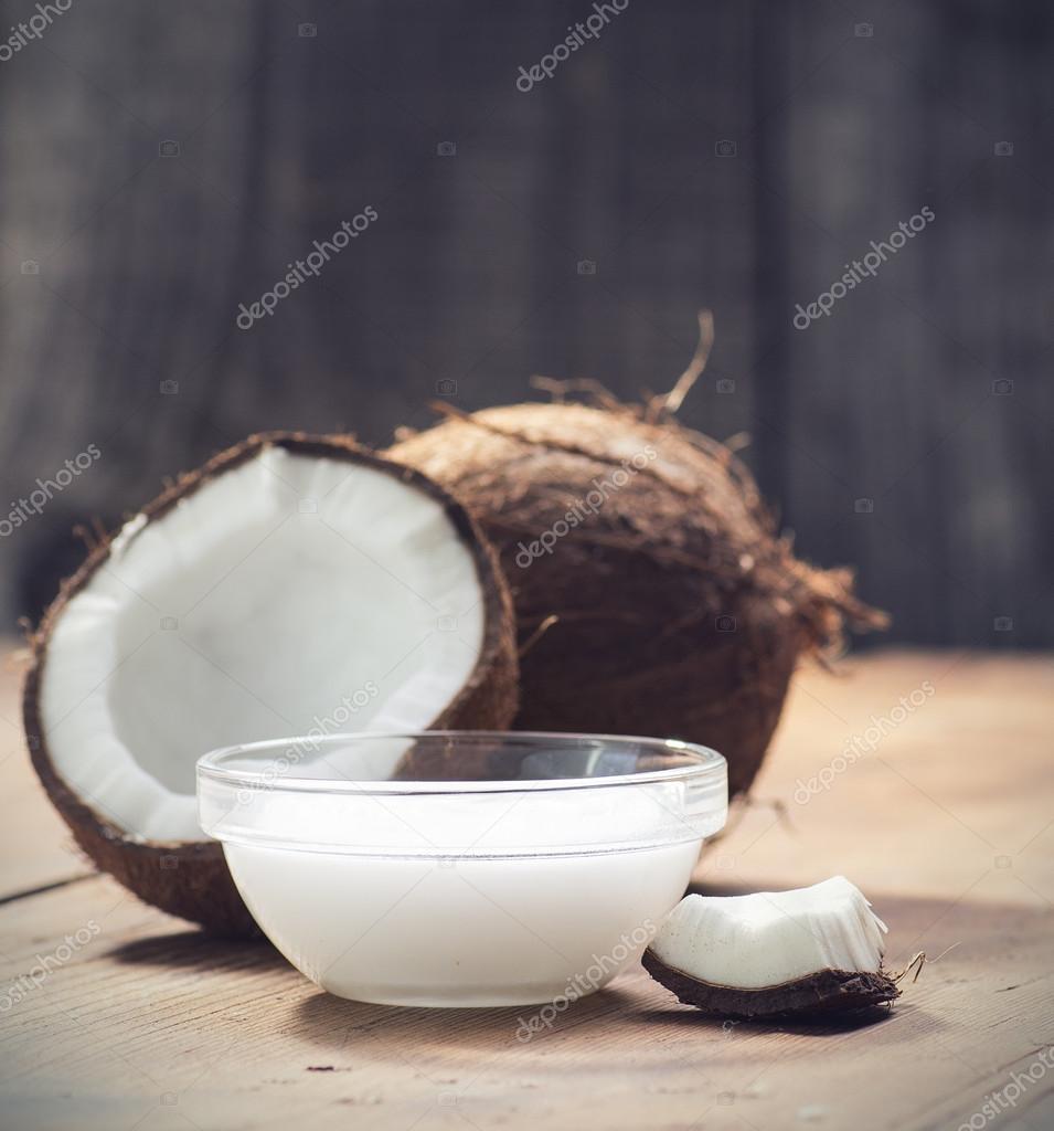 Coconuts and organic coconut oil in a glass jar — Stock Photo © lecic
