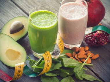 Avokado, nar, ıspanak ve badem ile yapılan iki taze karışık meyve smoothies