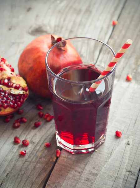 Copo de suco de romã com frutas frescas — Fotografia de Stock