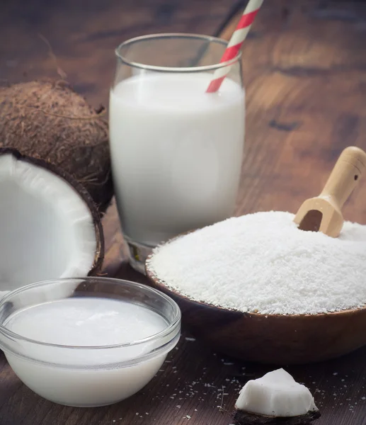 Coconut oil, grounded coconut flakes, coconut milk and coconut sweets — Stock Photo, Image