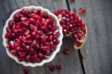 Ahşap arka plan üzerinde ham nar