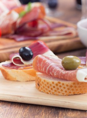 Olive ile dilimlenmiş jambon